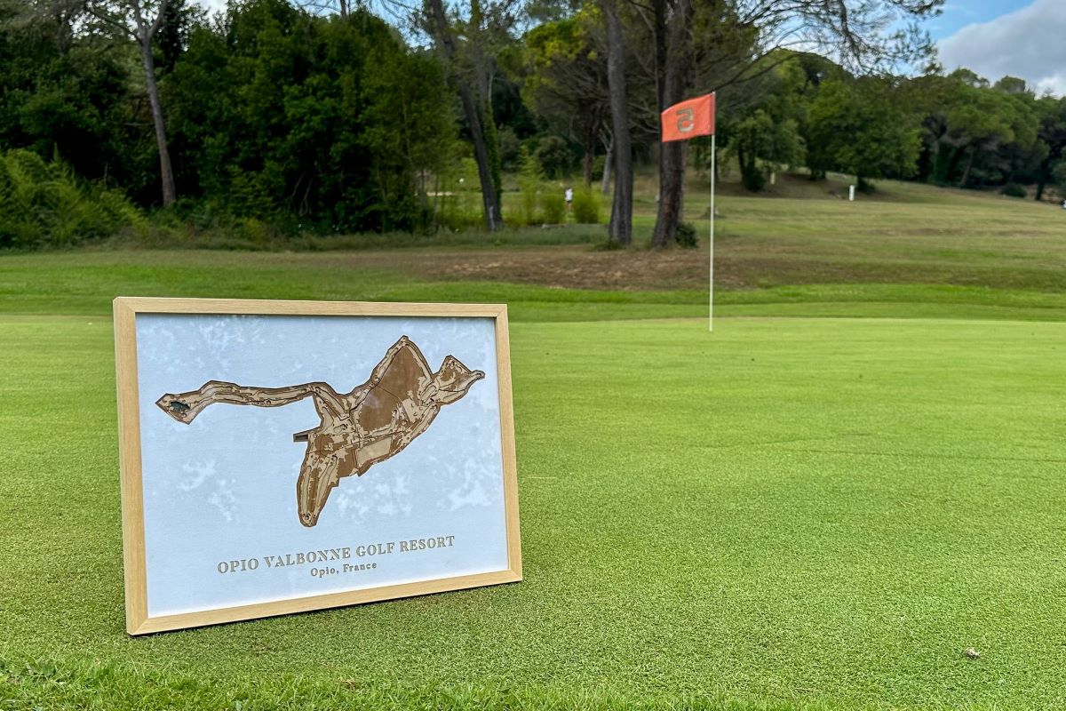 Carte de parcours de golf déposée sur le green.
