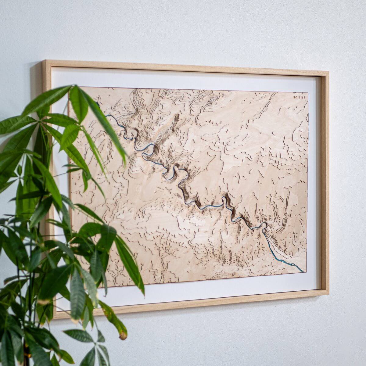 La carte des gorges de l'Ardèche accrochée au mur pour donner du relief à votre déco