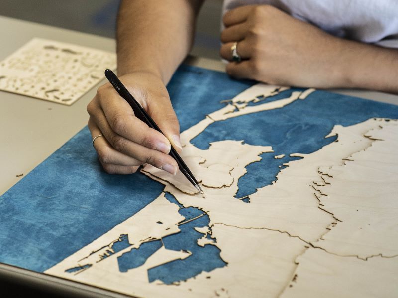 Assemblage minutieux d'une carte topographique en bois