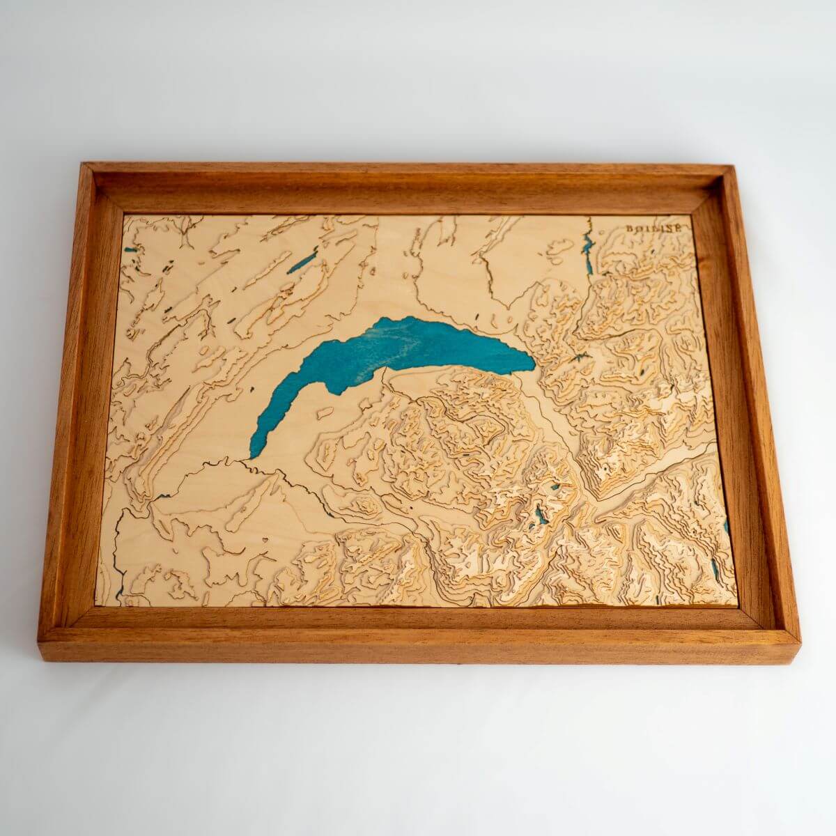 Déco naturelle avec la carte du lac Léman fabriquée en France de manière artisanale