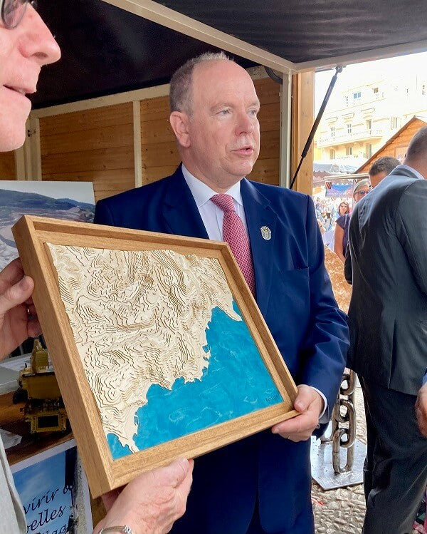 Le Prince Albert II de Monaco reçoit une carte BOILISÉ