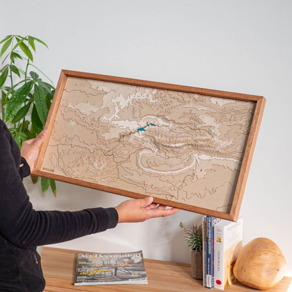 Déco naturelle avec la carte du massif de la Sainte-Victoire fabriquée en France de manière artisanale