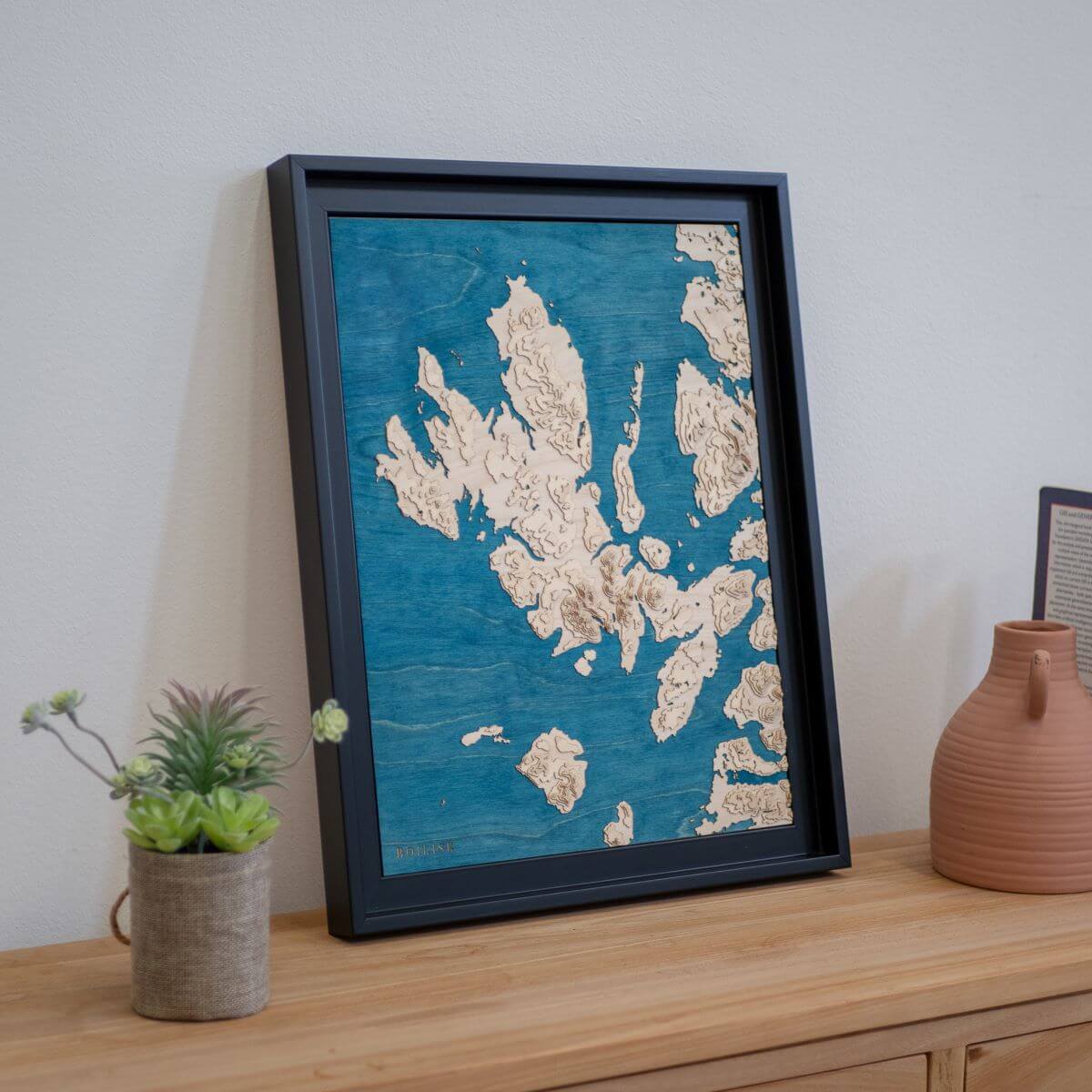 Carte de l'île de Skye posée sur une commode d'entrée en bois