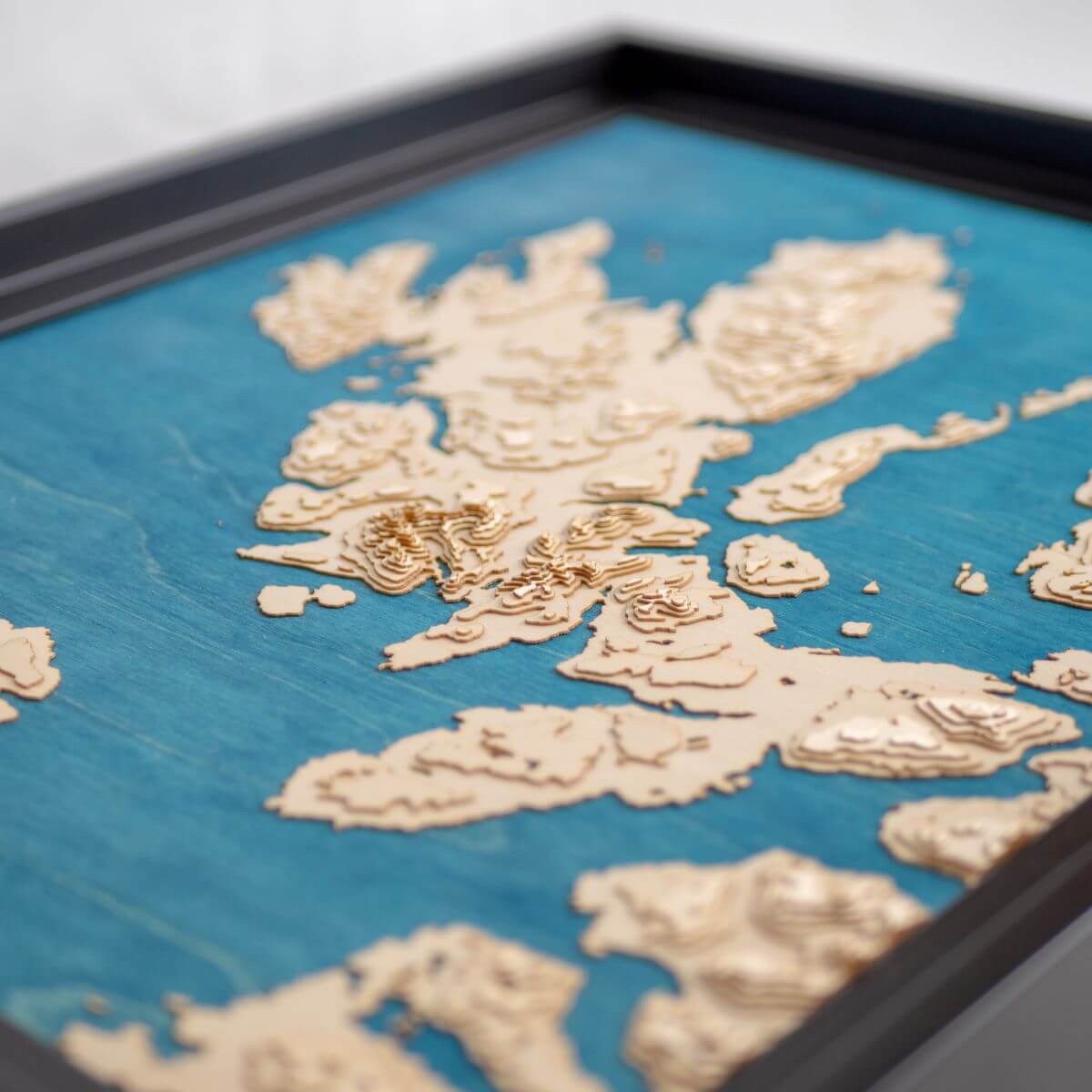 Détails du relief de la carte de l'île de Skye en bois
