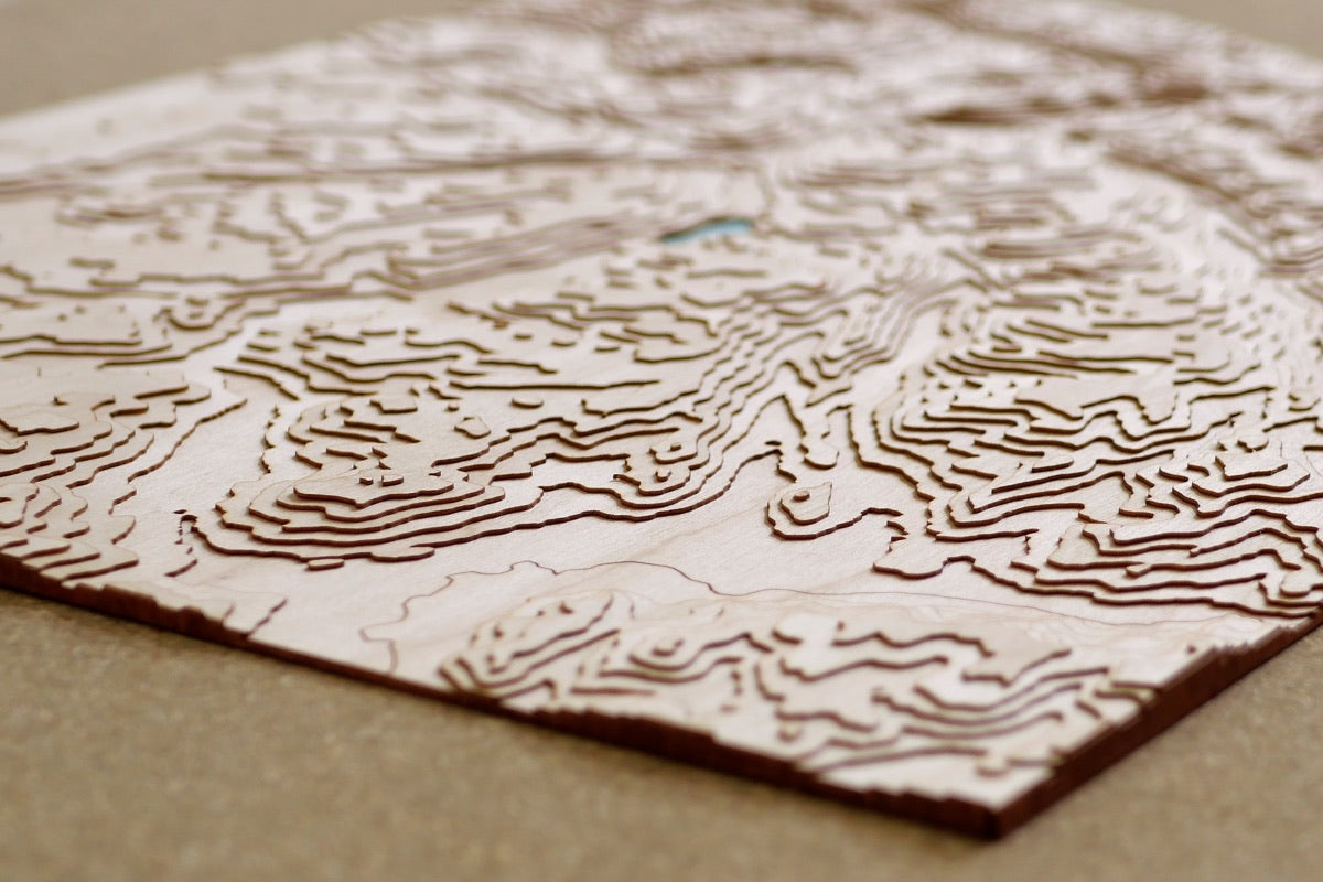 Vue macro du relief d'une carte topographique posée sur une table et sans cadre