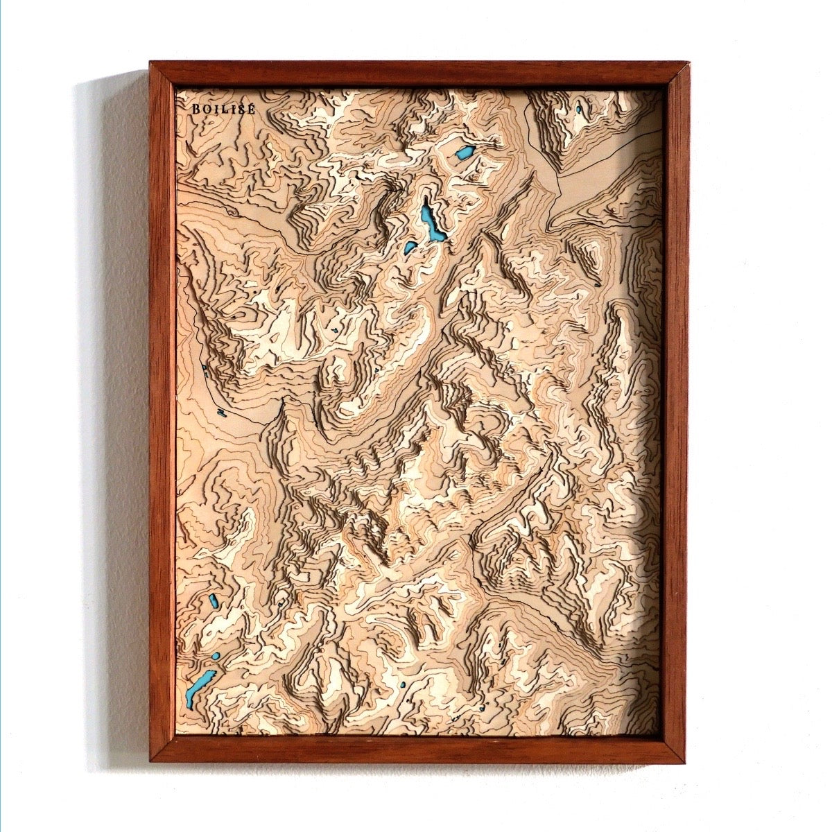 Carte topographique en relief du massif du mont blanc avec lacs turquoises dans une cadre standard brun