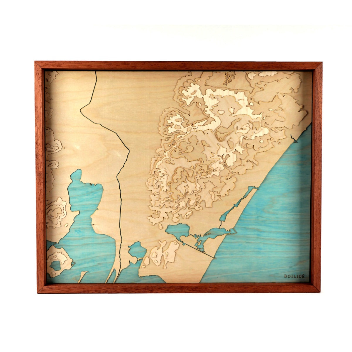 Carte topographique en bois du massif de la clape, méditérannée turquoise et cadre brun