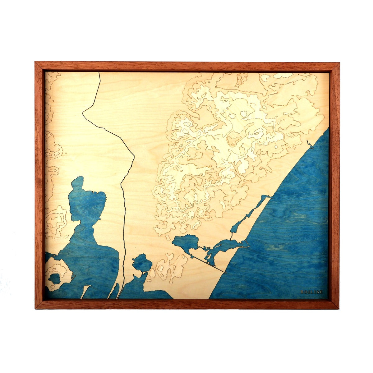 Carte topographique en bois du massif de la clape, méditérannée bleue marine et cadre brun