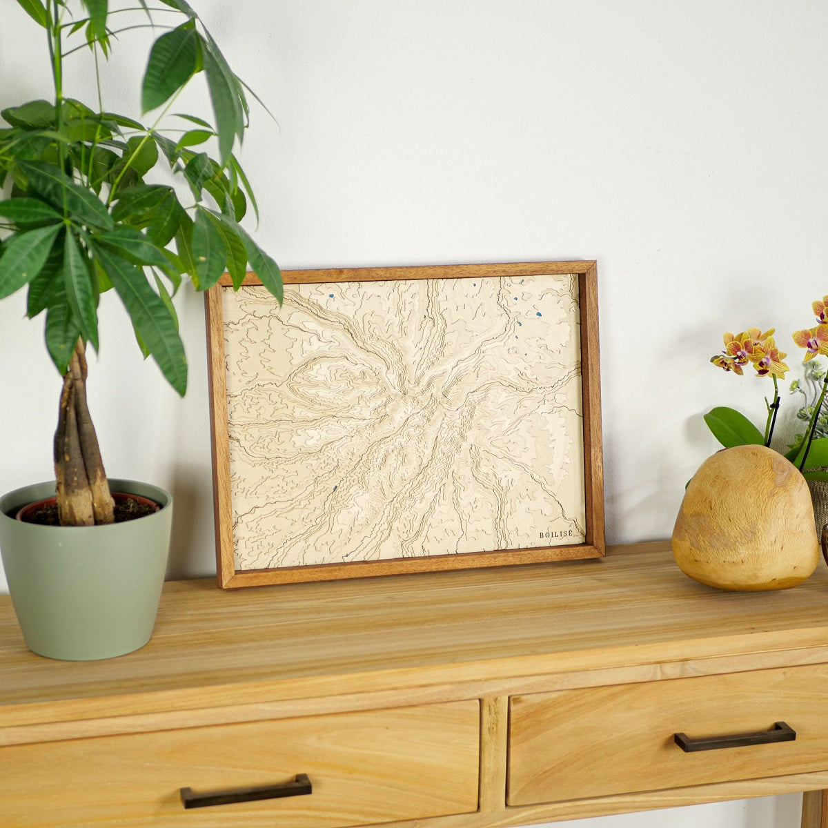 Décoration d'intérieur en bois avec une commode et une carte des monts du cantal en relief