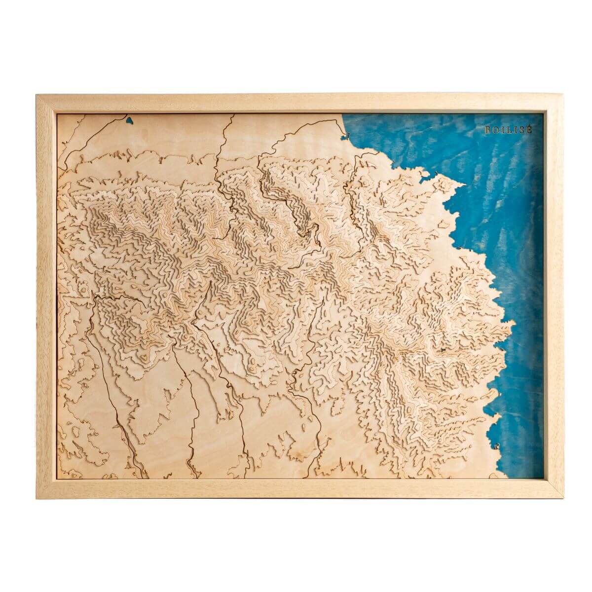 Tableau des Albères en relief avec une eau bleue marineLes Albères représentée dans une carte au style unique