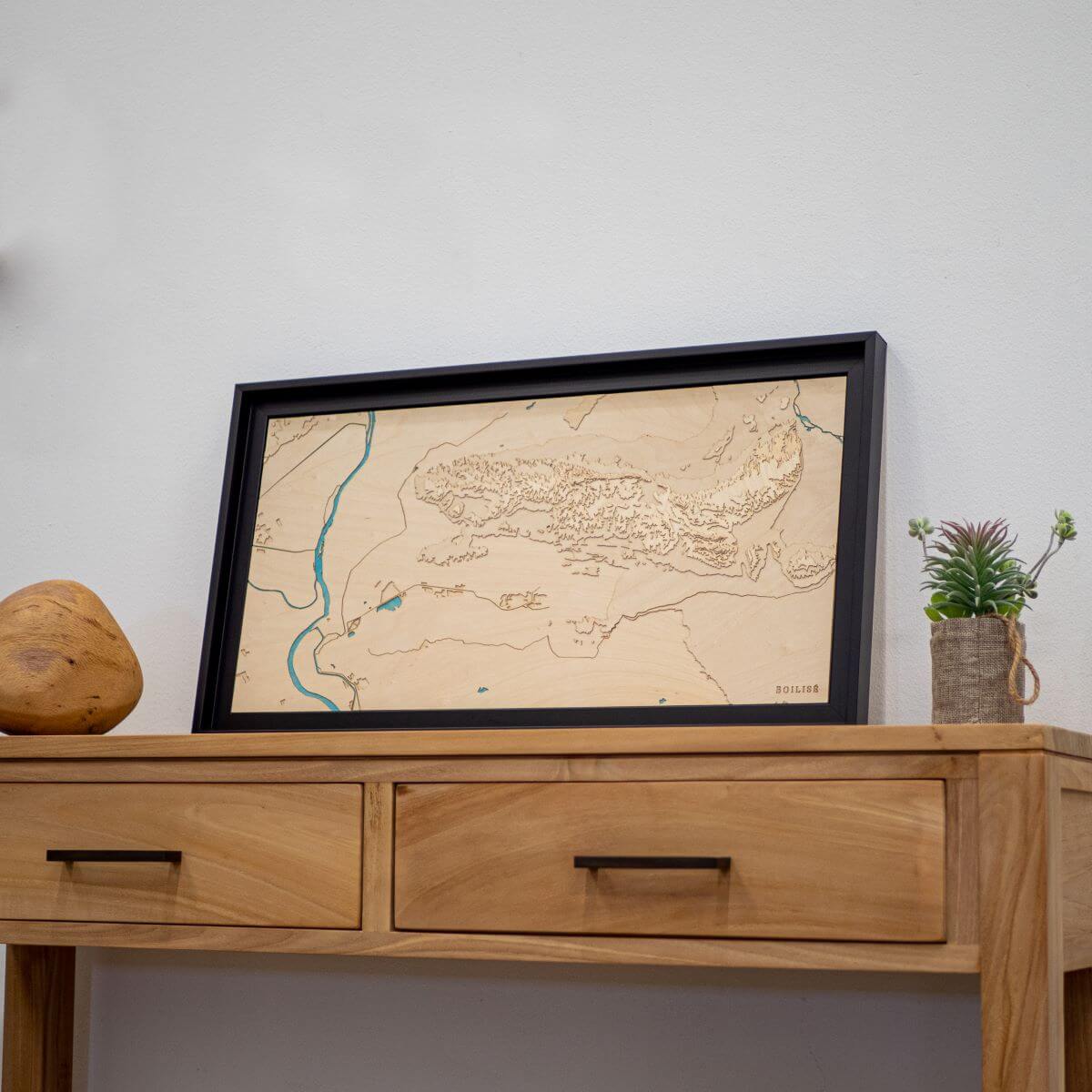 Carte du massif des Alpilles posée sur une commode d'entrée en bois