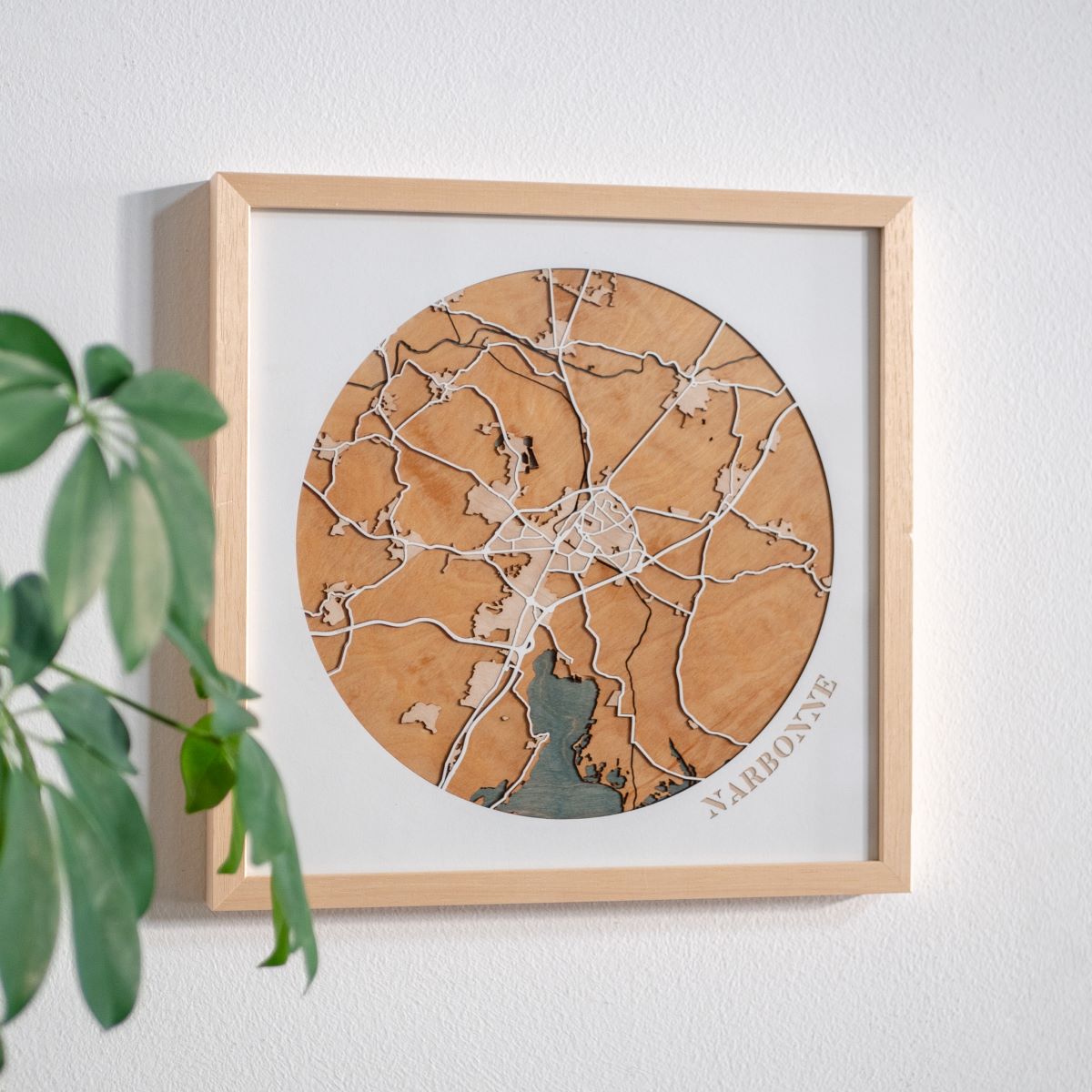 La ville de Narbonne dans une carte en bois