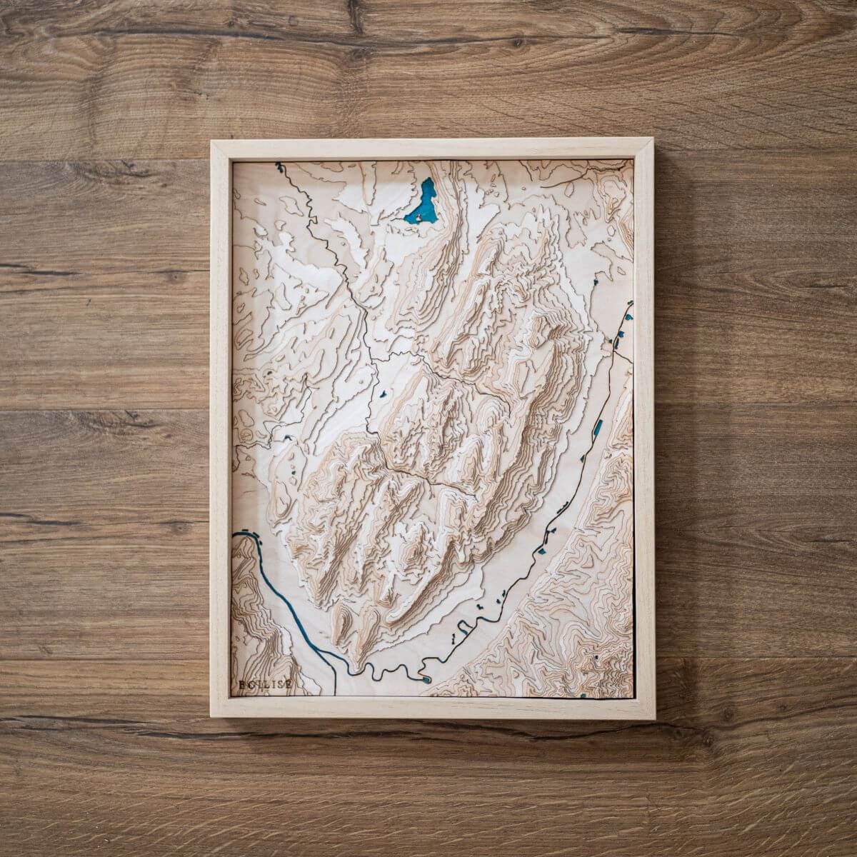 Déco naturelle avec la carte du massif de la Chartreuse fabriquée en France de manière artisanale