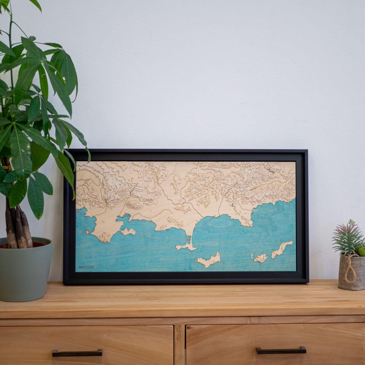 Carte de la côte des Maures posée sur une commode d'entrée en bois
