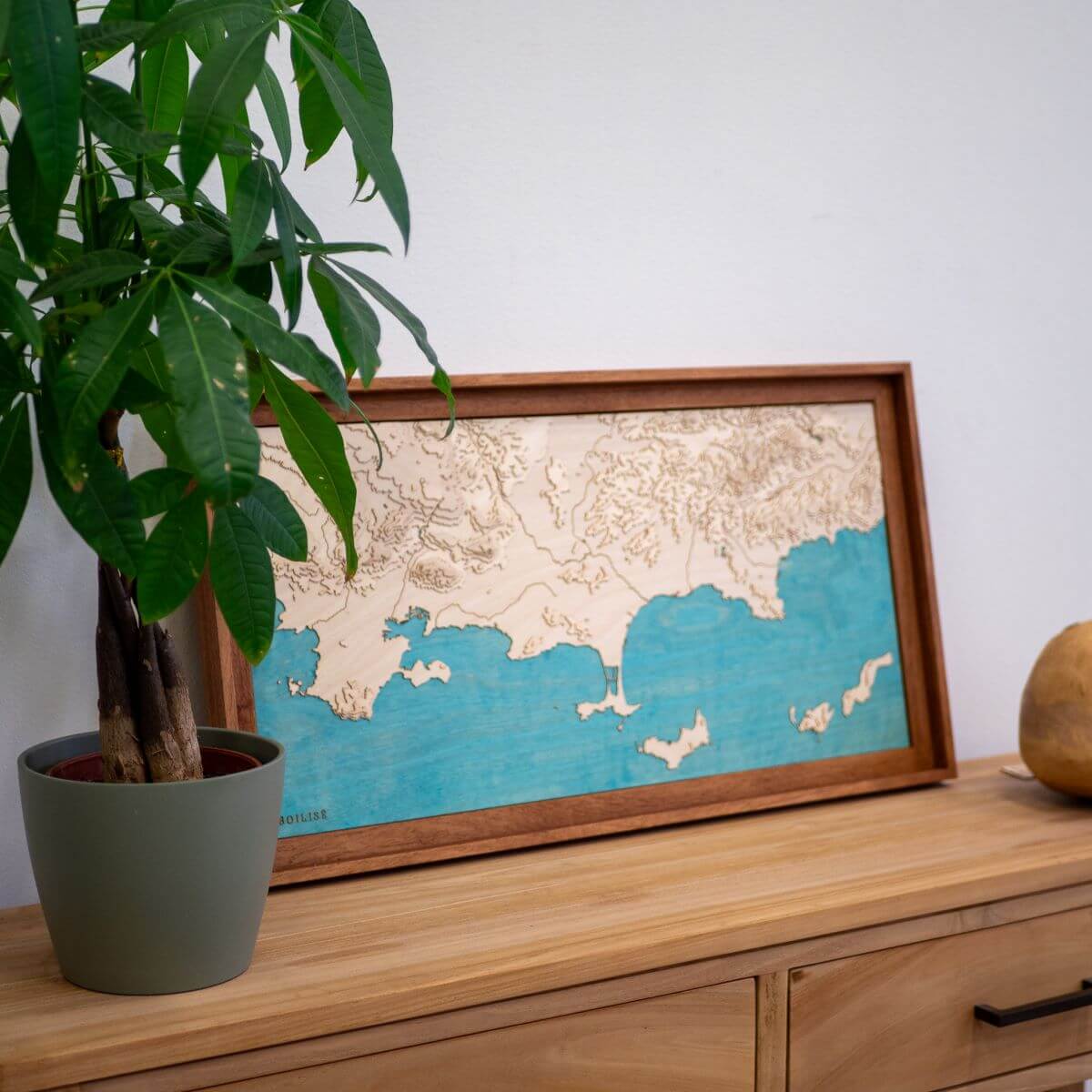 Déco naturelle avec la carte de la côte des Maures fabriquée en France de manière artisanale