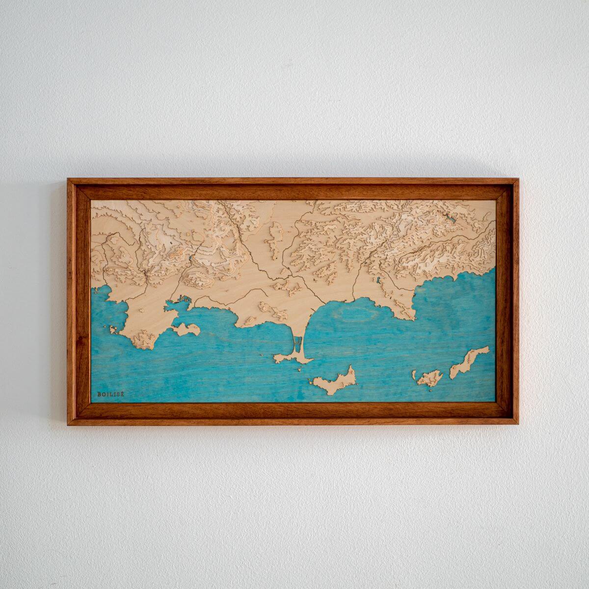 La carte de la côte des Maures accrochée au mur pour donner du relief à votre déco
