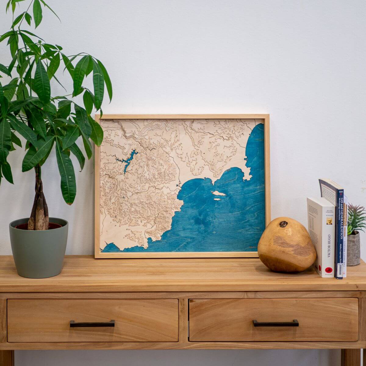 Carte de l'Estérel, des pays de Fayence et Lérins posée sur une commode d'entrée en bois