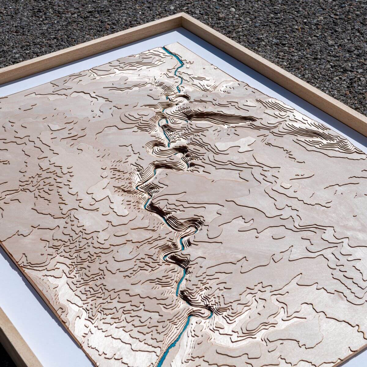 Détails du relief de la carte des gorges de l'Ardèche en bois