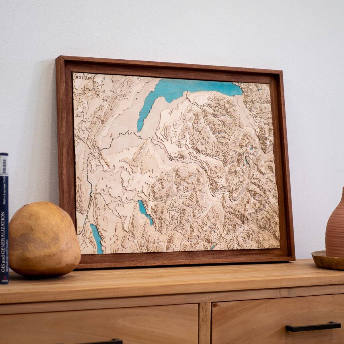 Carte de la Haute-Savoie posée sur une commode d'entrée en bois