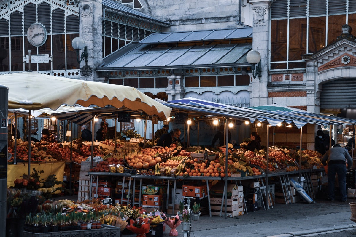 Photo d'un marché français. Sélectionner des produits locaux et naturels c'est extrêmement important pour BOILISÉ.