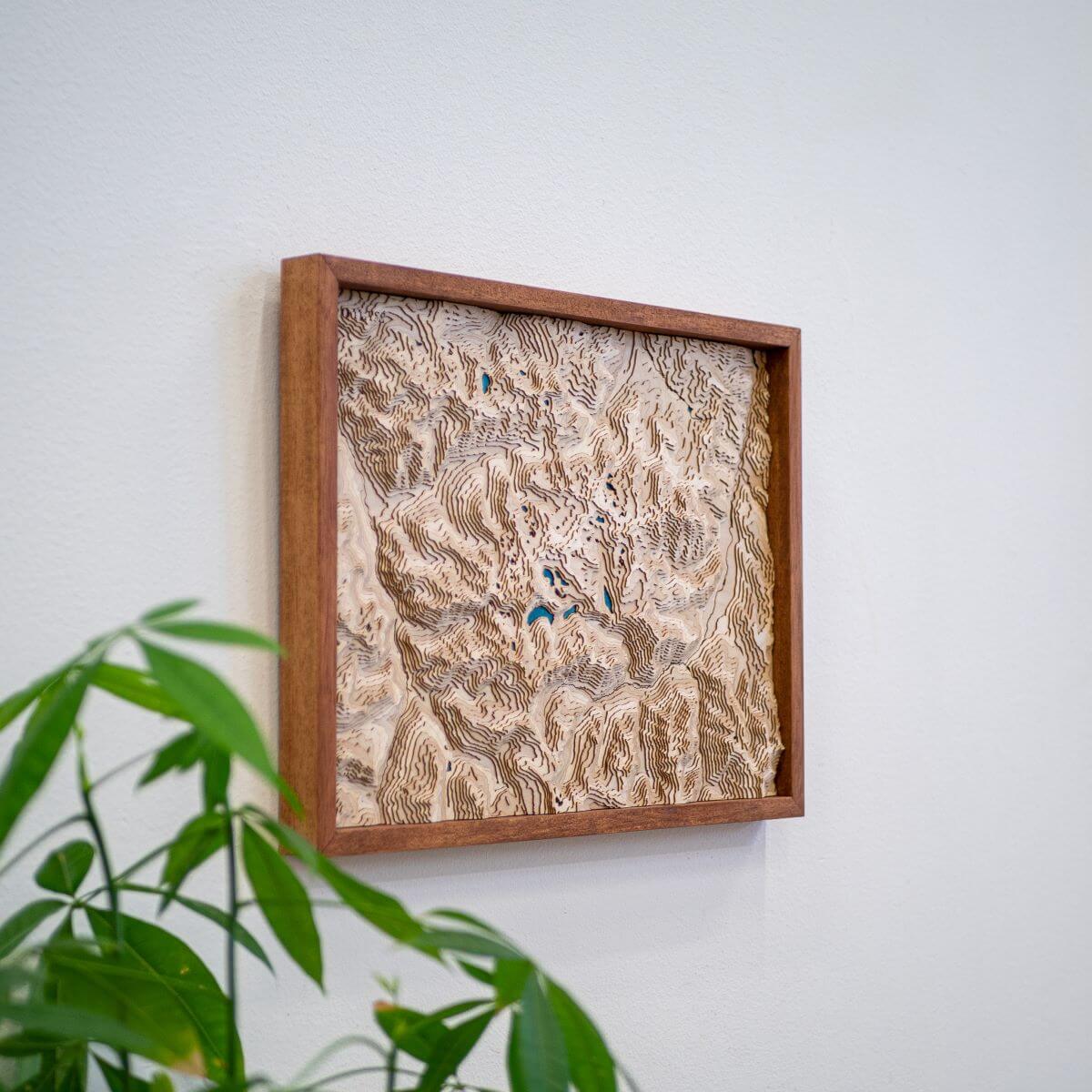 La carte du massif du Néouvielle accrochée au mur pour donner du relief à votre déco