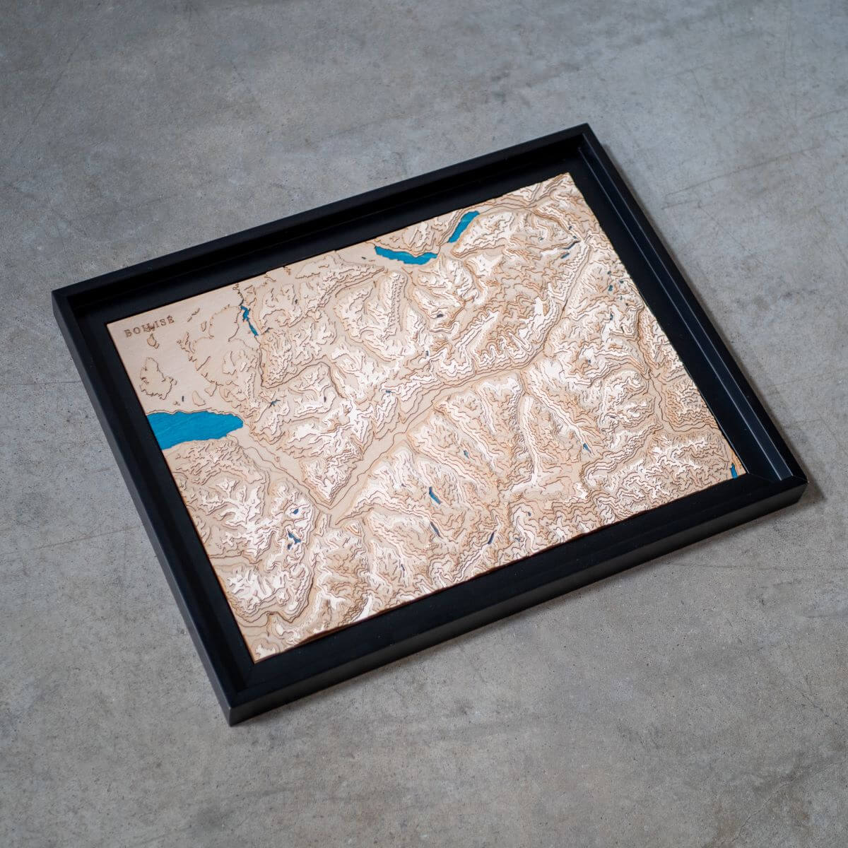 Détails du relief de la carte de la vallée du Rhône suisse en bois