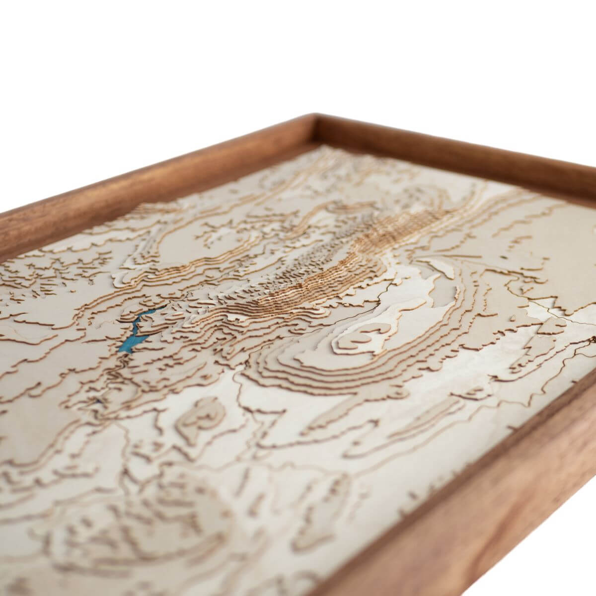 Détails du relief de la carte du massif de la Sainte-Victoire en bois
