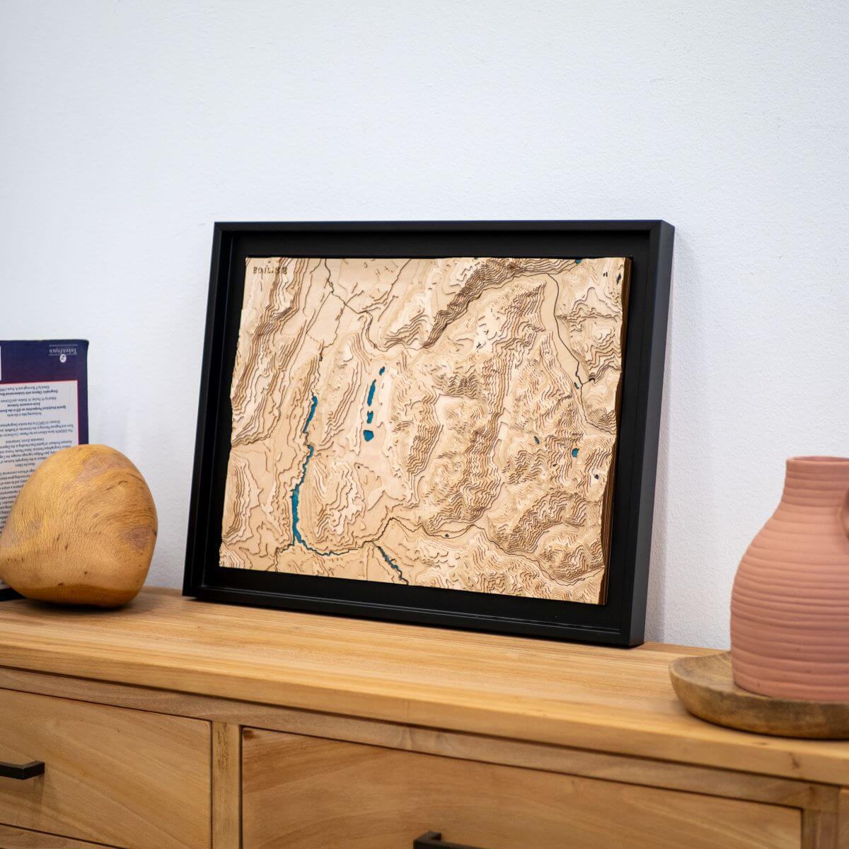 Carte du massif du Taillefer posée sur une commode d'entrée en bois