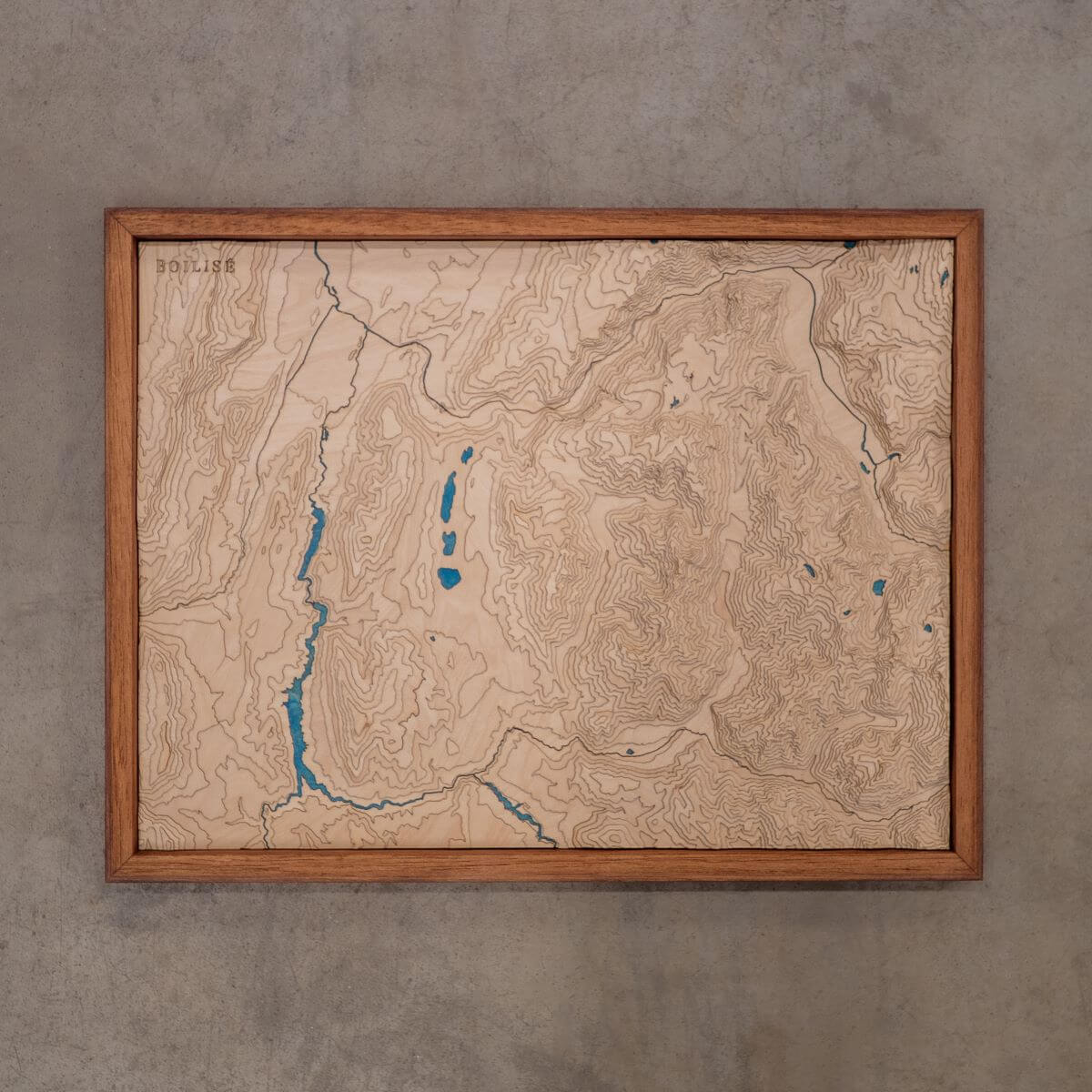 Déco naturelle avec la carte du massif du Taillefer fabriquée en France de manière artisanale