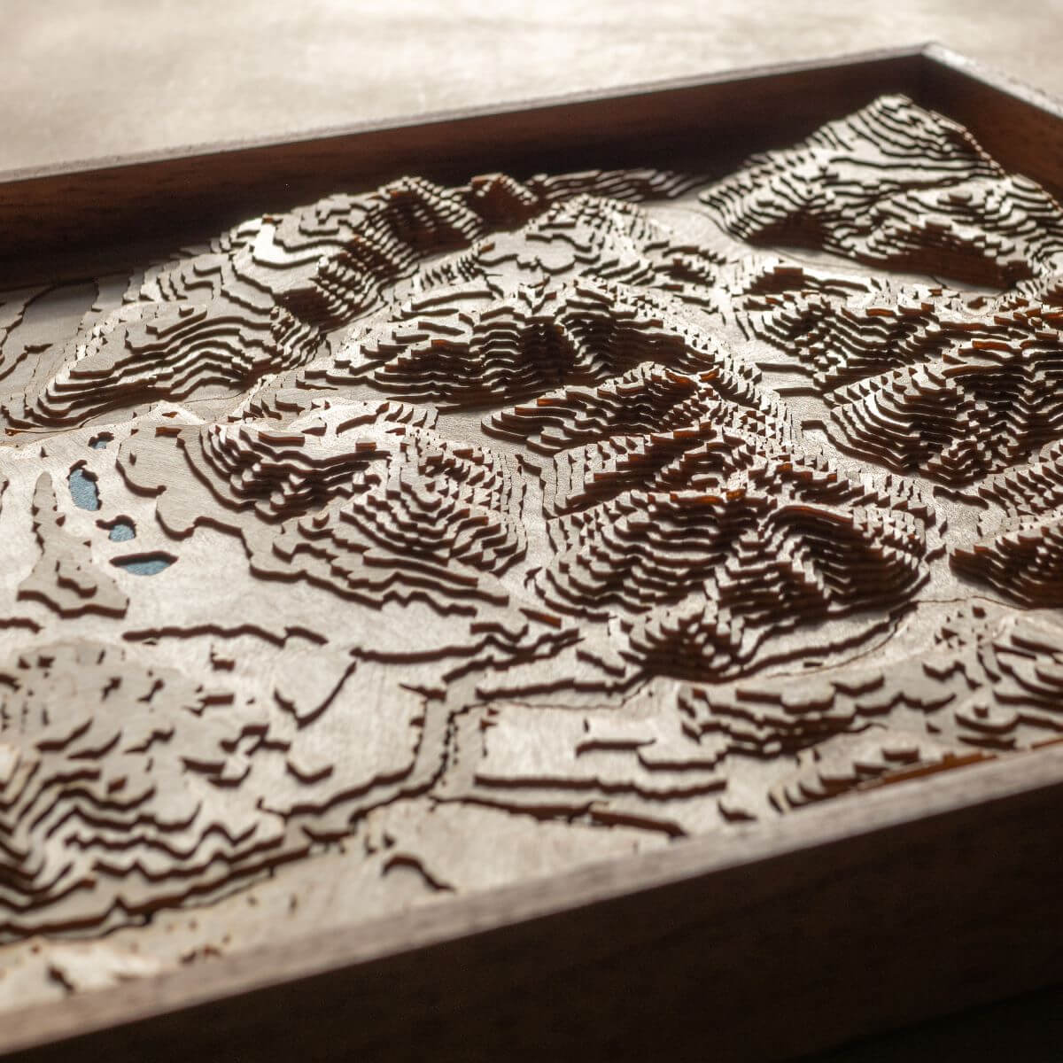 Les reflets du soleil sur la carte du massif du Taillefer.