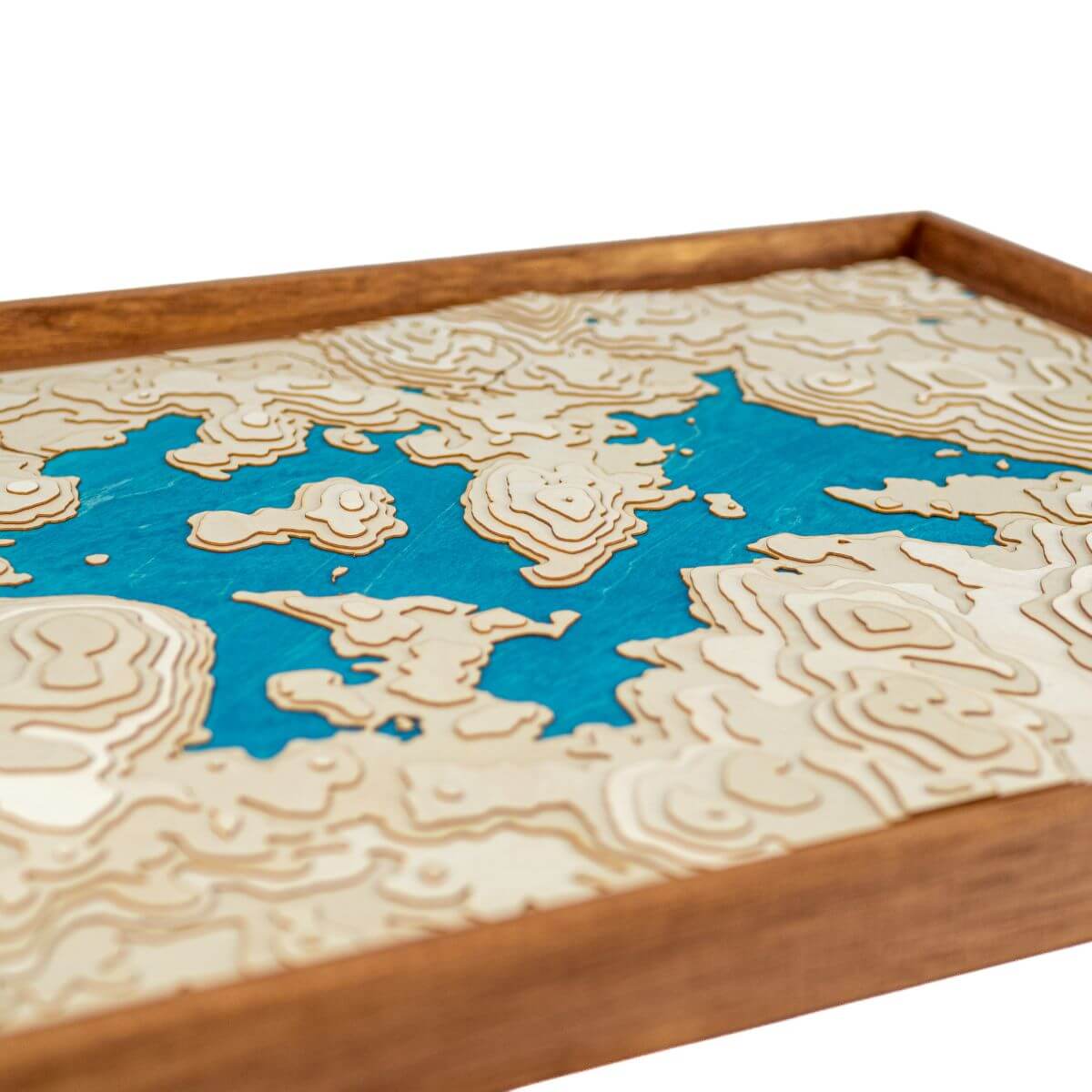 Détails du relief de la carte du lac de Vassivière en bois