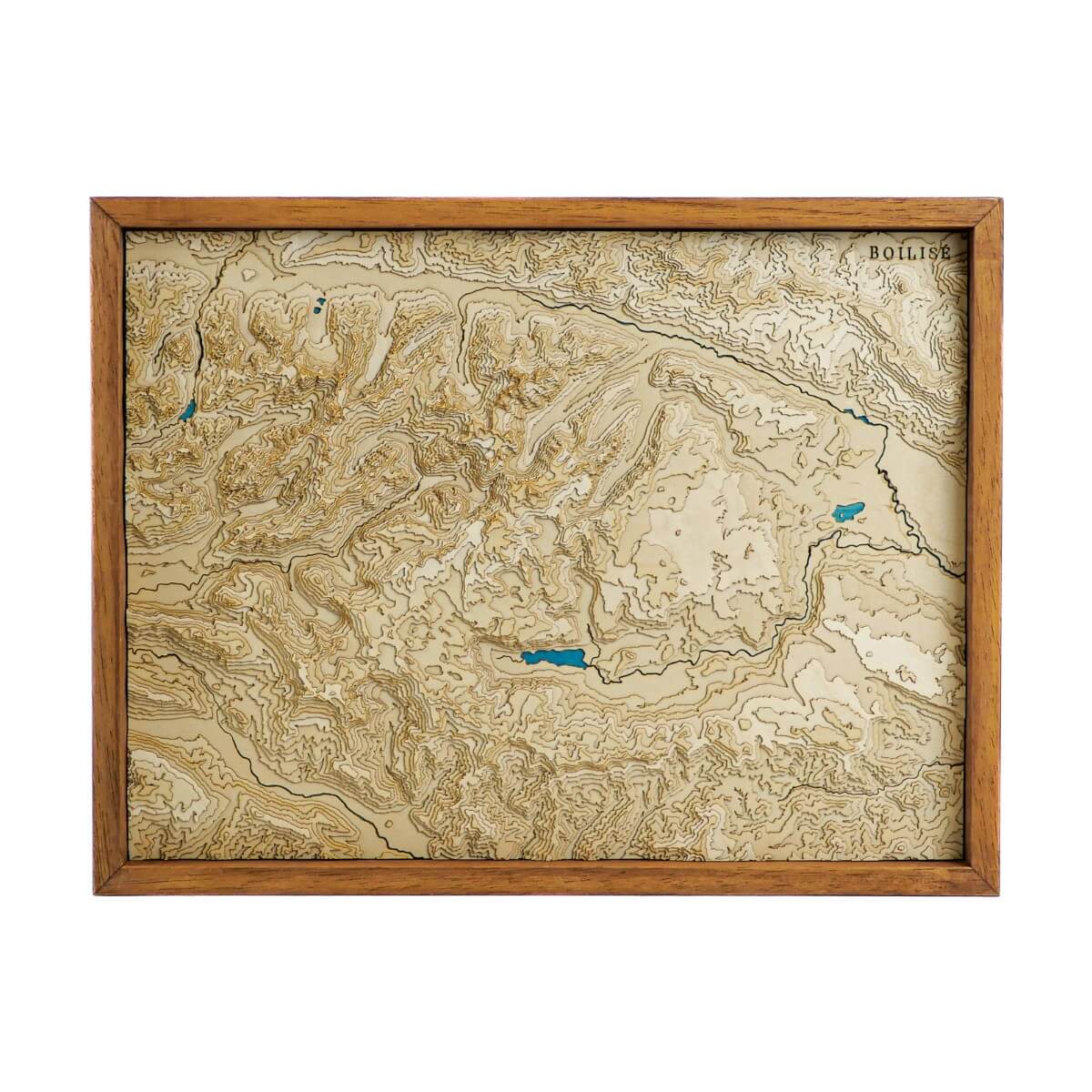 Carte topographique en bois et en relief des Alpes Juliennes avec une eau bleu marine, encadrée de manière standard en bois brun