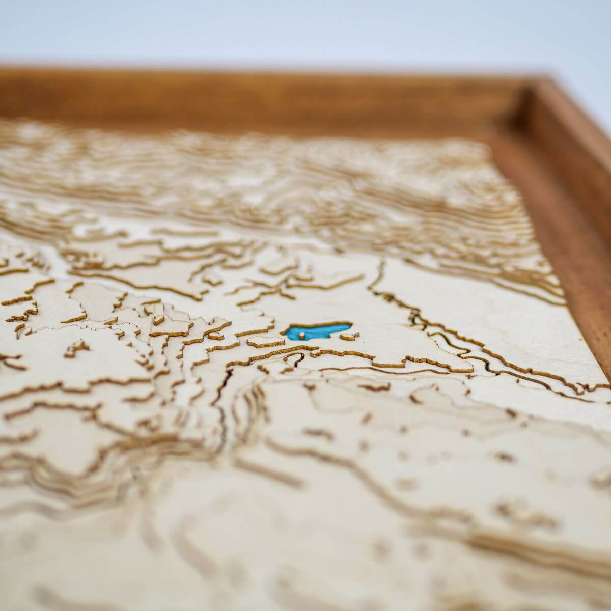 Notre carte topographique en bois recrée en détails le relief des Alpes Juliennes jusqu'à l'île du lac de Bled