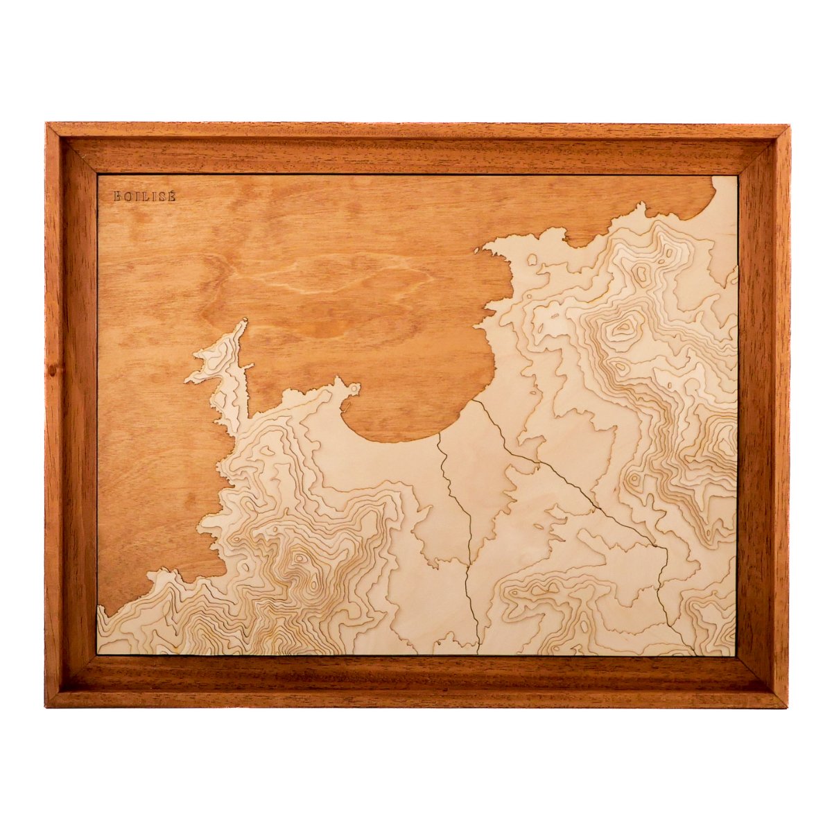 Carte en bois et en relief de la baie de Calvi dans une caisse américaine brune