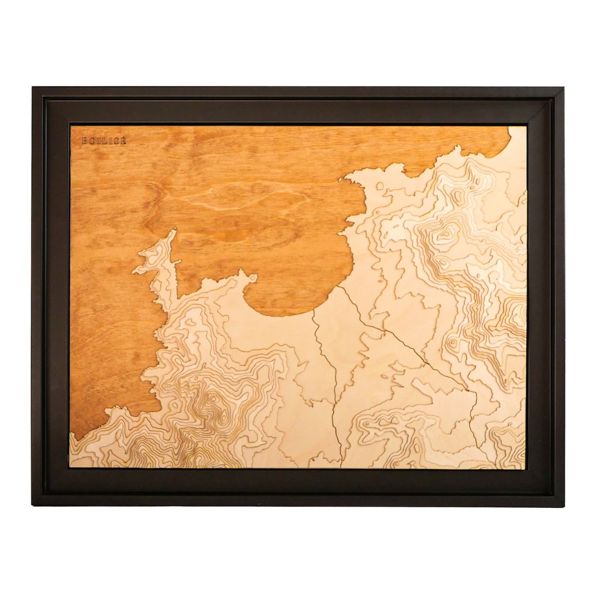 Carte topographique de la baie de Calvi dans une caisse américaine noire