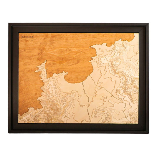 Carte topographique de la baie de Calvi dans une caisse américaine noire