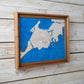 Carte en bois de Sète avec la Méditérannée et l'étang de Thau en bleu marine.