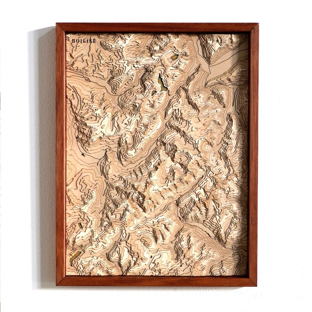 Carte topographique en bois du massif du mont blanc dans une cadre standard brun