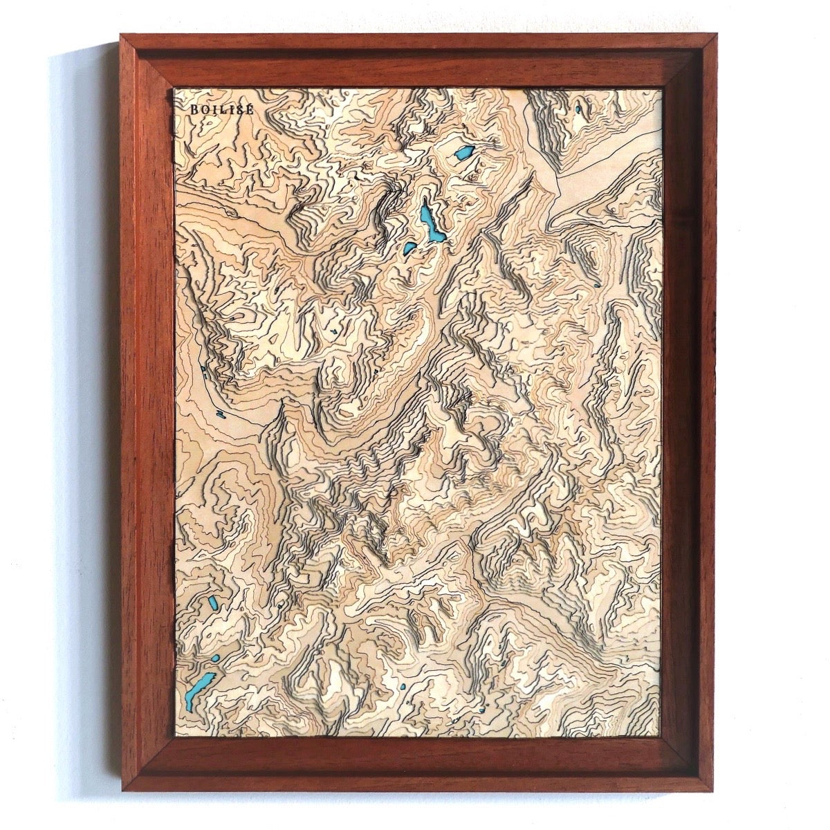 Carte topographique en relief du massif du mont blanc avec lacs turquoises dans une caisse américaine brune