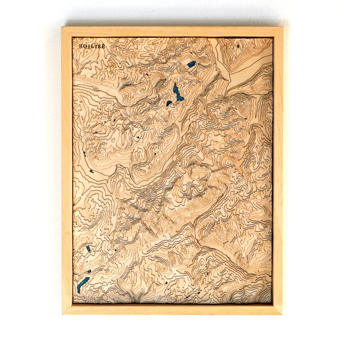 Carte topographique en relief du massif du mont blanc avec lacs bleus marine dans un cadre standard brut