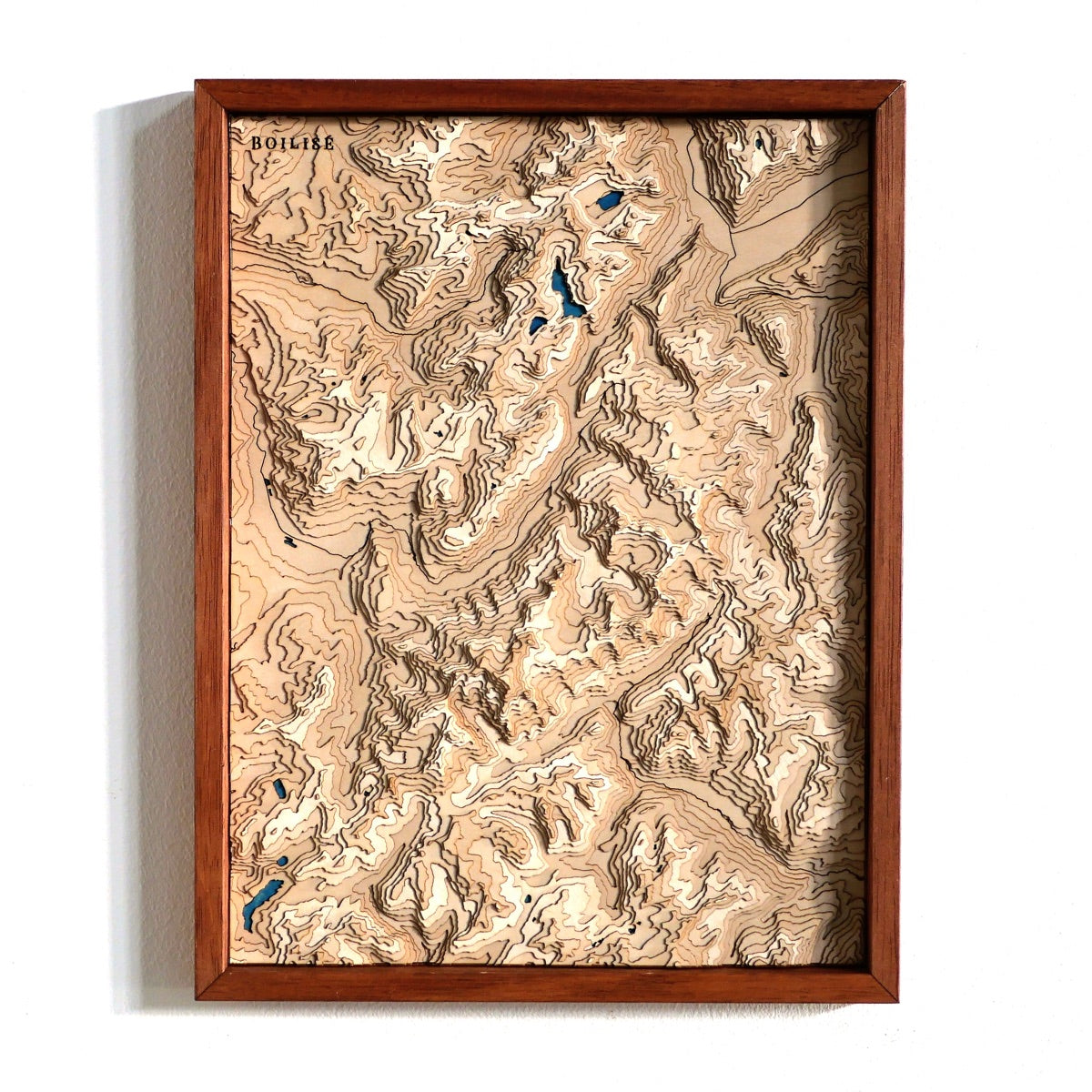 Carte topographique en relief du massif du mont blanc avec lacs bleus marine dans un cadre standard brun