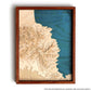 Carte de la côte vermeille en relief et en bois dans un cadre brun avec la méditérannée en bleu marine