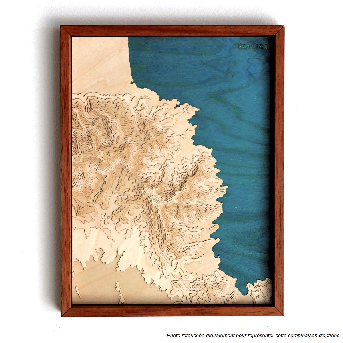 Carte de la côte vermeille en relief et en bois dans un cadre brun avec la méditérannée en bleu marine