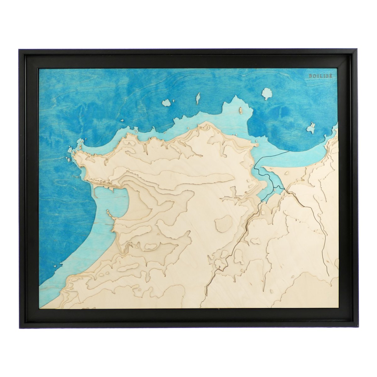 Carte en bois et en relief de la ville d'Erquy dans une caisse américaine noire
