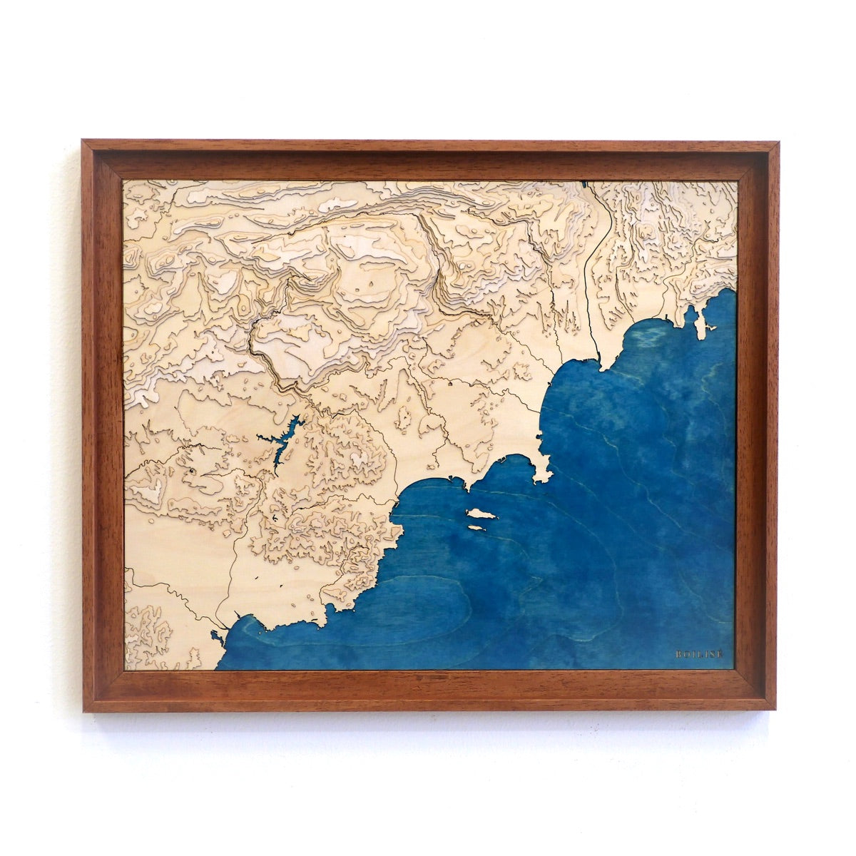 Carte topographique en bois de la côte d'Azur encadrée dans une caisse américaine brune avec la mer en bleu marine