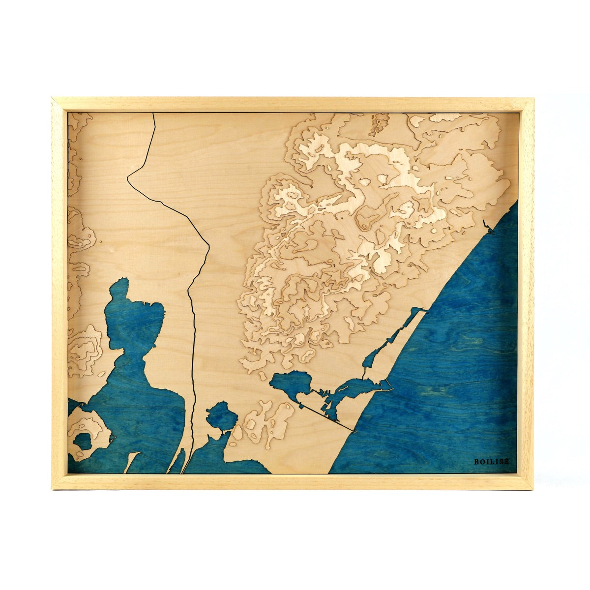 Carte topographique en bois du massif de la clape, méditérannée bleue marine et cadre brut