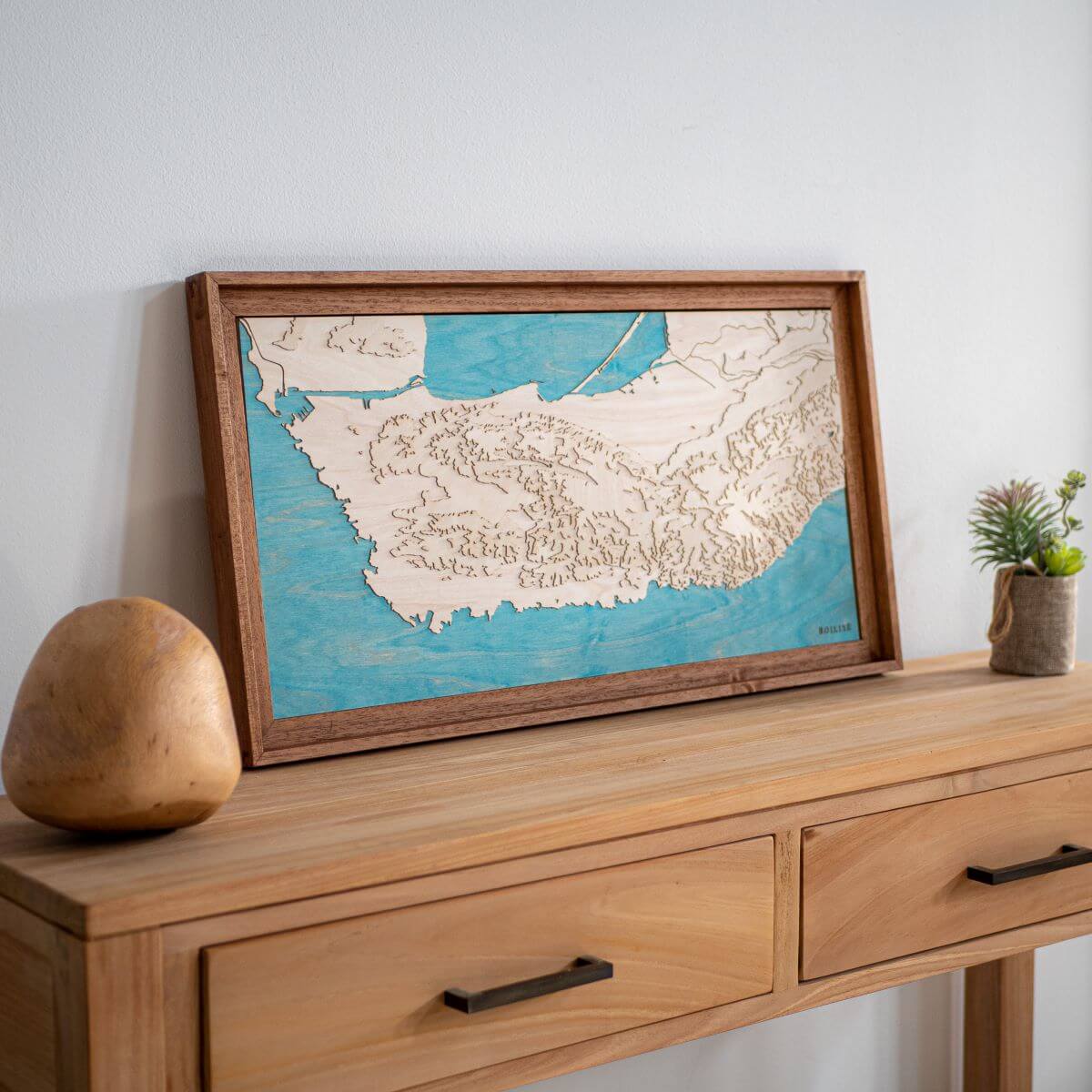 Décoration originale en bois avec la carte de la côte bleue