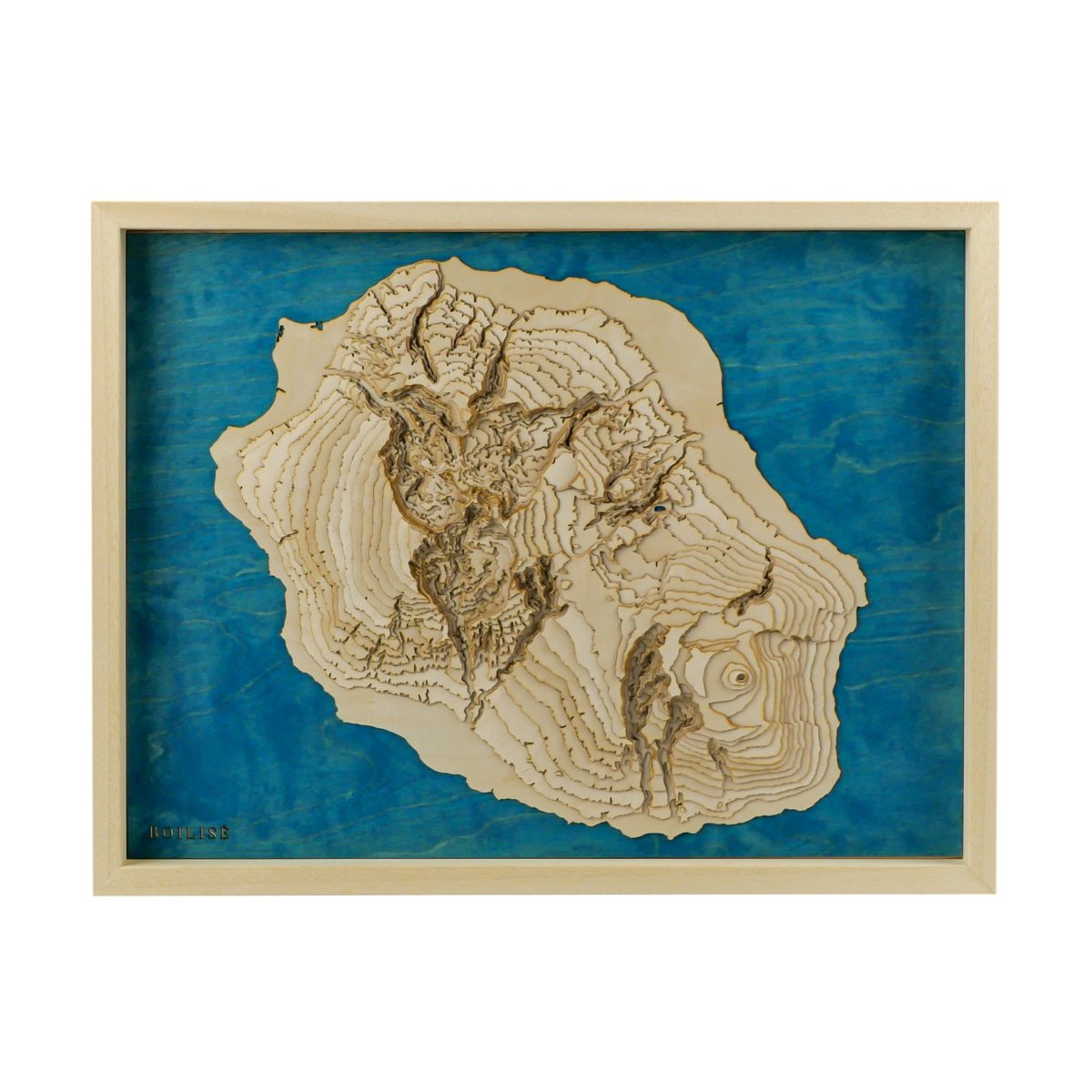 Carte topographique en bois de l'île de la Réunion, eau bleue marine et cadre brut