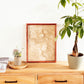 Décoration bois-blanc avec commode, plante et carte topographique du Puy-en-Velay