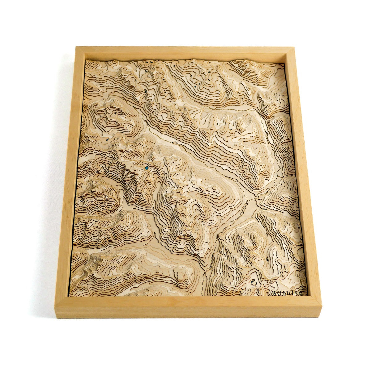 Relief de Serre-Chevalier vallée Briançon en relief avec de fines couches de bois